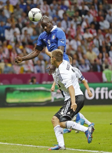 Balotelli đã thắng trong pha tranh chấp trên không với Holger Badstuber.